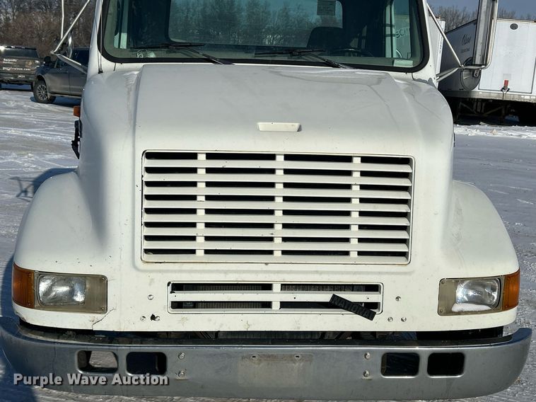 image for item MO9143 1999 International 4700 truck cab and chassis
