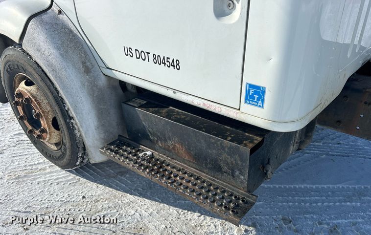 image for item MO9143 1999 International 4700 truck cab and chassis