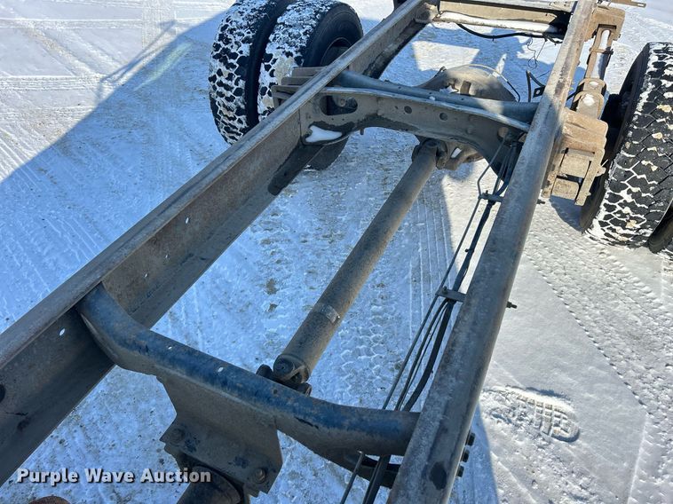 image for item MO9143 1999 International 4700 truck cab and chassis