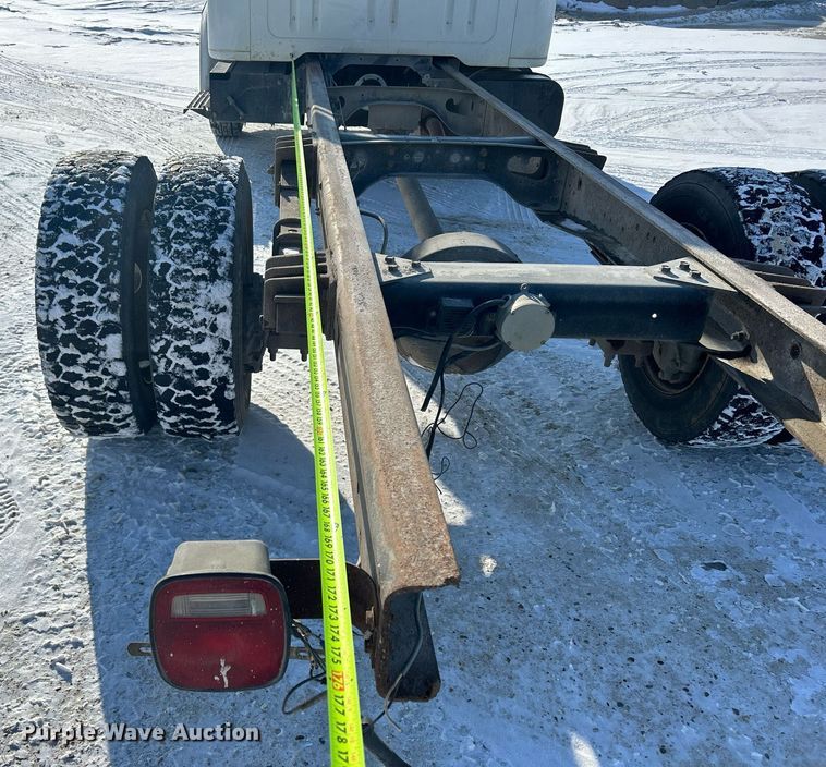 image for item MO9143 1999 International 4700 truck cab and chassis