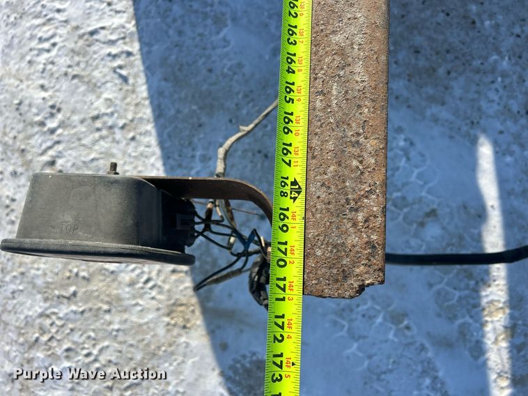 image for item MO9143 1999 International 4700 truck cab and chassis