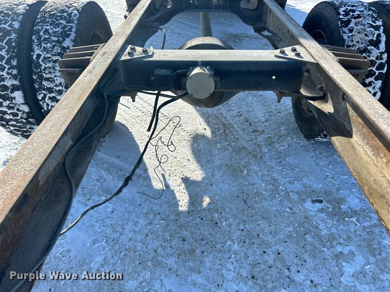 image for item MO9143 1999 International 4700 truck cab and chassis