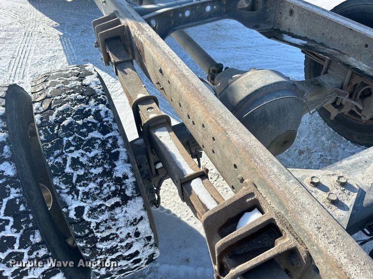 image for item MO9143 1999 International 4700 truck cab and chassis