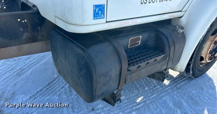 image for item MO9143 1999 International 4700 truck cab and chassis