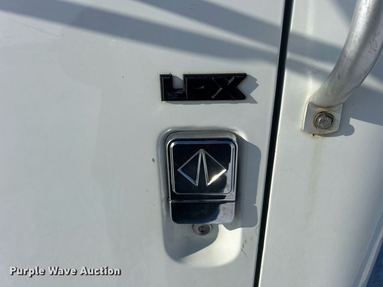 image for item MO9143 1999 International 4700 truck cab and chassis