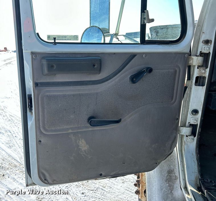 image for item MO9143 1999 International 4700 truck cab and chassis