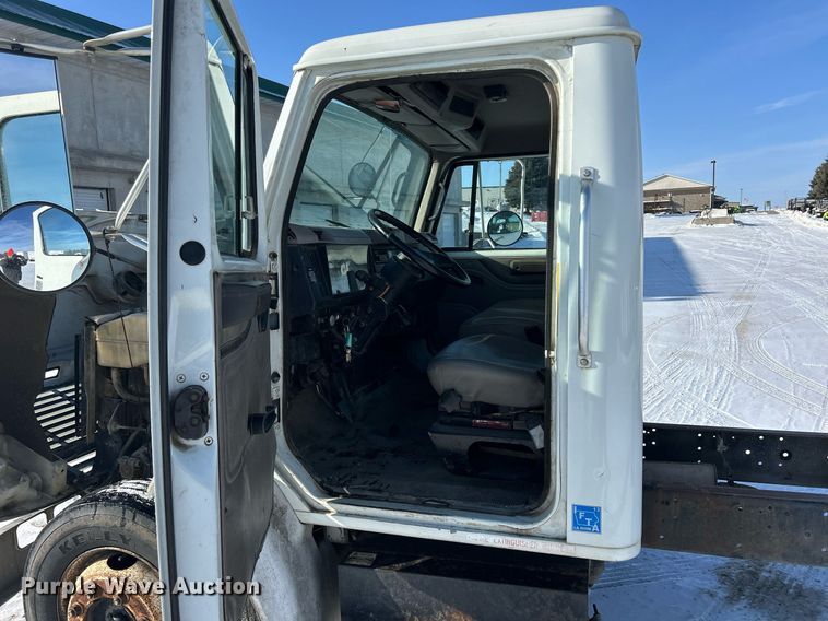 image for item MO9143 1999 International 4700 truck cab and chassis