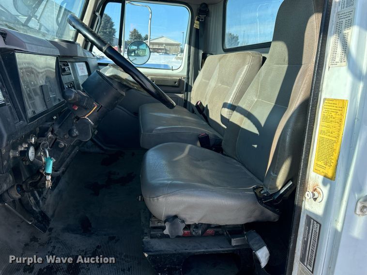 image for item MO9143 1999 International 4700 truck cab and chassis