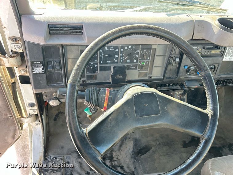 image for item MO9143 1999 International 4700 truck cab and chassis