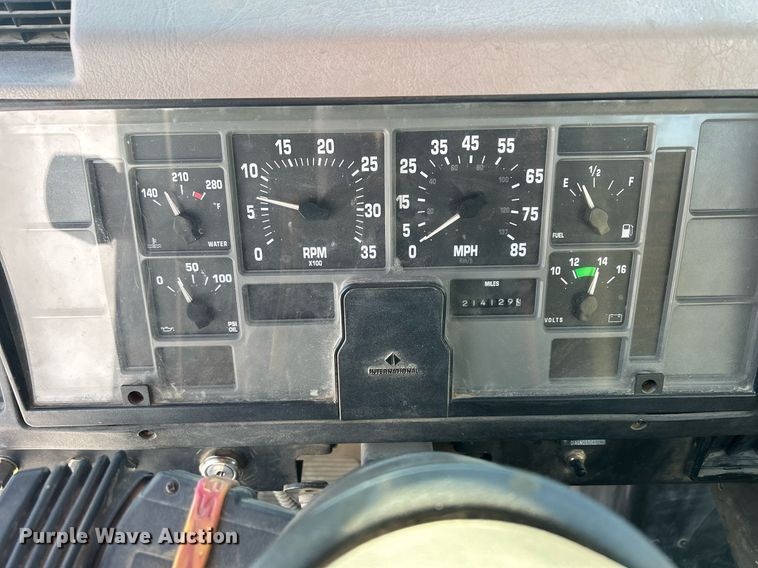 image for item MO9143 1999 International 4700 truck cab and chassis