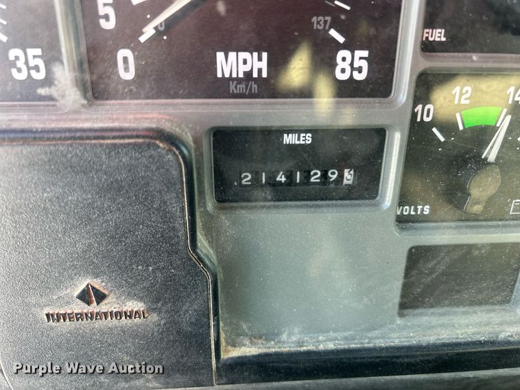 image for item MO9143 1999 International 4700 truck cab and chassis