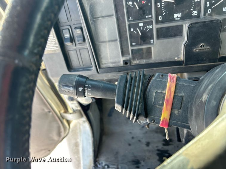 image for item MO9143 1999 International 4700 truck cab and chassis