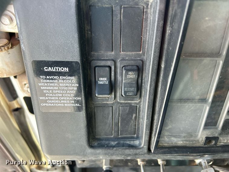 image for item MO9143 1999 International 4700 truck cab and chassis