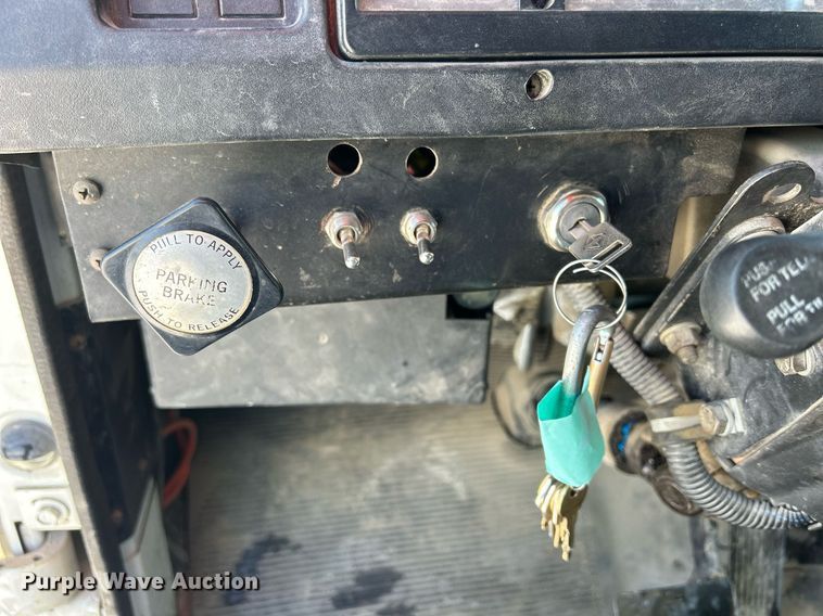 image for item MO9143 1999 International 4700 truck cab and chassis