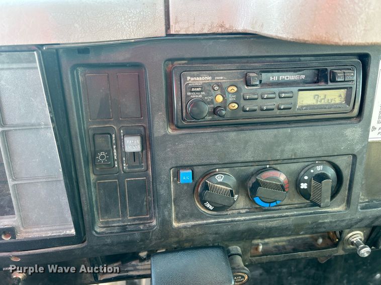 image for item MO9143 1999 International 4700 truck cab and chassis