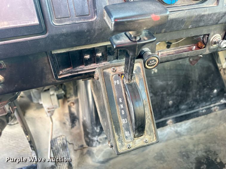 image for item MO9143 1999 International 4700 truck cab and chassis