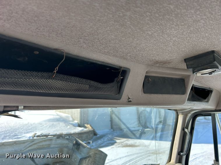 image for item MO9143 1999 International 4700 truck cab and chassis