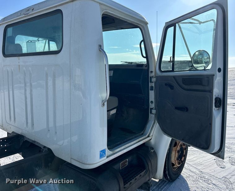 image for item MO9143 1999 International 4700 truck cab and chassis