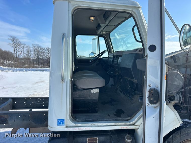 image for item MO9143 1999 International 4700 truck cab and chassis