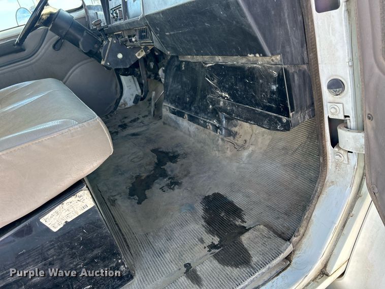 image for item MO9143 1999 International 4700 truck cab and chassis