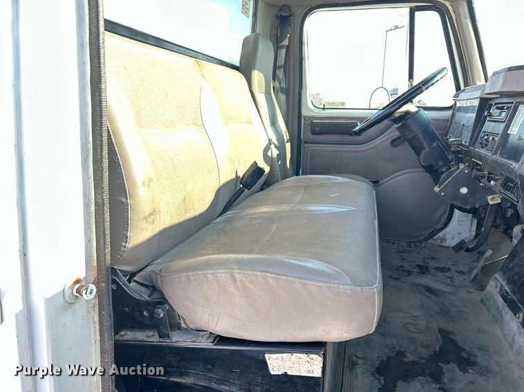 image for item MO9143 1999 International 4700 truck cab and chassis