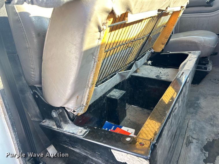 image for item MO9143 1999 International 4700 truck cab and chassis