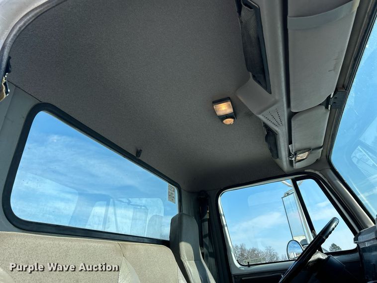 image for item MO9143 1999 International 4700 truck cab and chassis