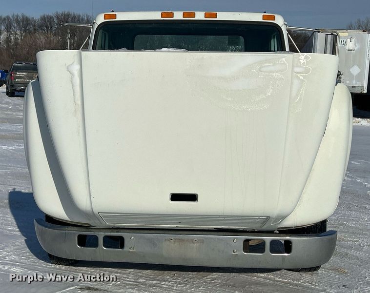 image for item MO9143 1999 International 4700 truck cab and chassis