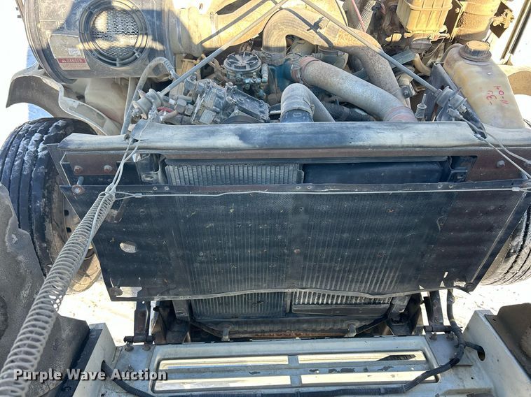 image for item MO9143 1999 International 4700 truck cab and chassis