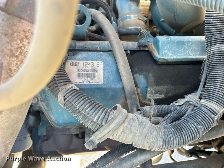 image for item MO9143 1999 International 4700 truck cab and chassis