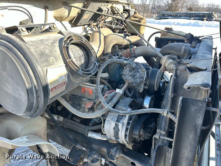 image for item MO9143 1999 International 4700 truck cab and chassis