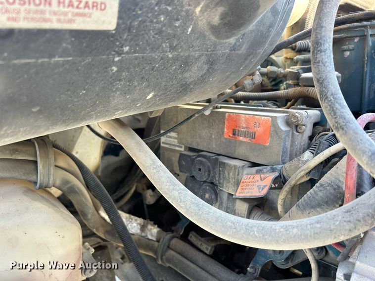 image for item MO9143 1999 International 4700 truck cab and chassis