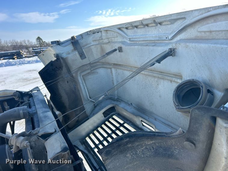 image for item MO9143 1999 International 4700 truck cab and chassis