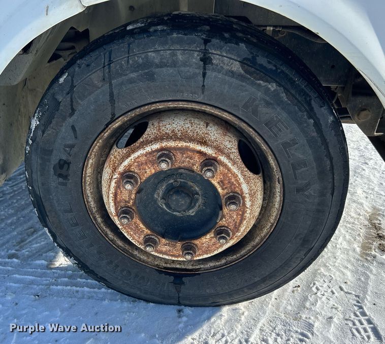 image for item MO9143 1999 International 4700 truck cab and chassis