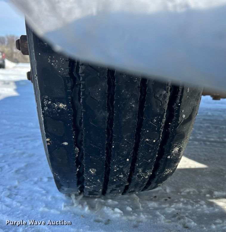 image for item MO9143 1999 International 4700 truck cab and chassis