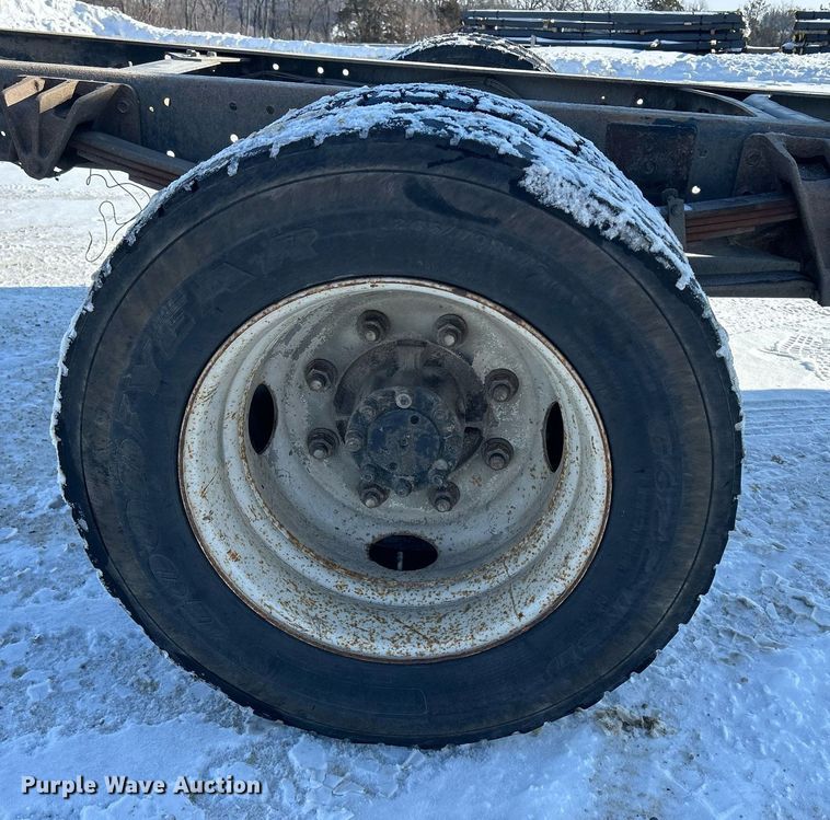 image for item MO9143 1999 International 4700 truck cab and chassis