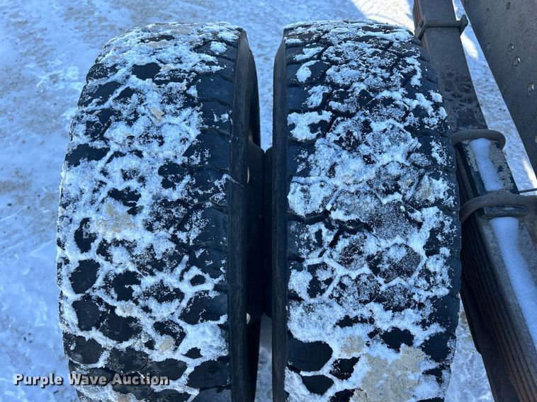 image for item MO9143 1999 International 4700 truck cab and chassis