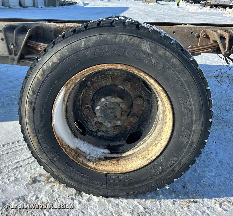 image for item MO9143 1999 International 4700 truck cab and chassis