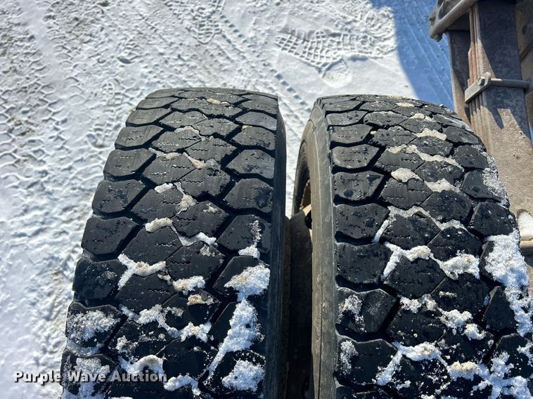 image for item MO9143 1999 International 4700 truck cab and chassis