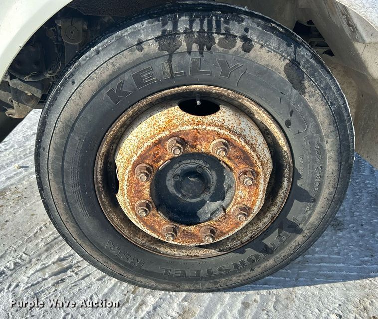 image for item MO9143 1999 International 4700 truck cab and chassis