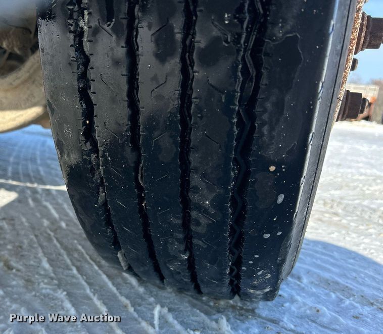 image for item MO9143 1999 International 4700 truck cab and chassis