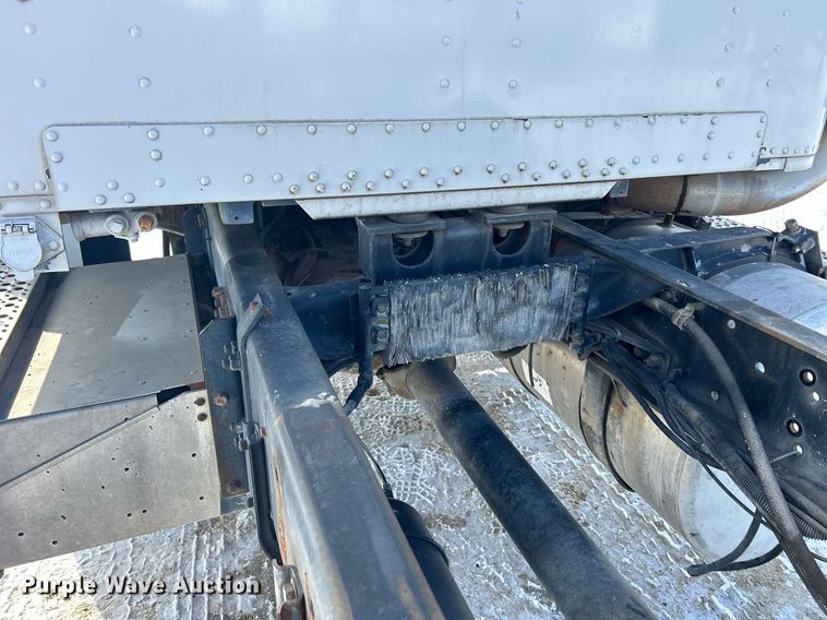 image for item MO9149 1994 Freightliner FLD112 truck cab and chassis