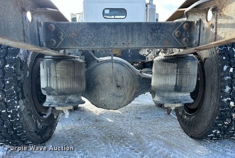 image for item MO9149 1994 Freightliner FLD112 truck cab and chassis