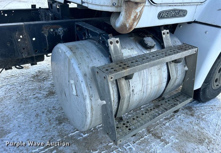 image for item MO9149 1994 Freightliner FLD112 truck cab and chassis