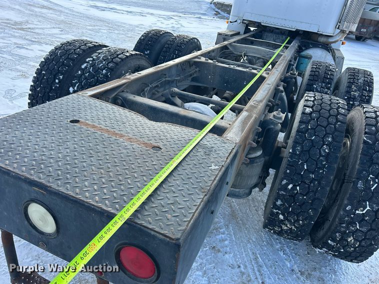 image for item MO9149 1994 Freightliner FLD112 truck cab and chassis