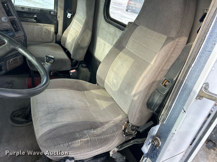 image for item MO9149 1994 Freightliner FLD112 truck cab and chassis