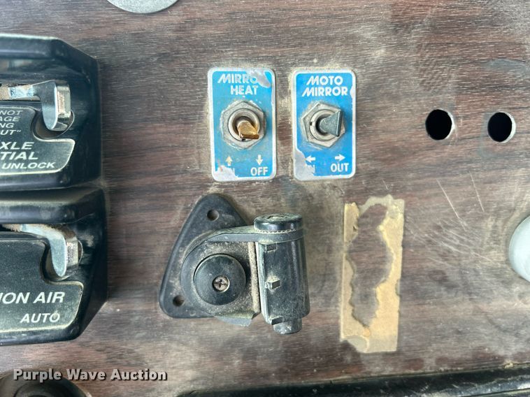 image for item MO9149 1994 Freightliner FLD112 truck cab and chassis