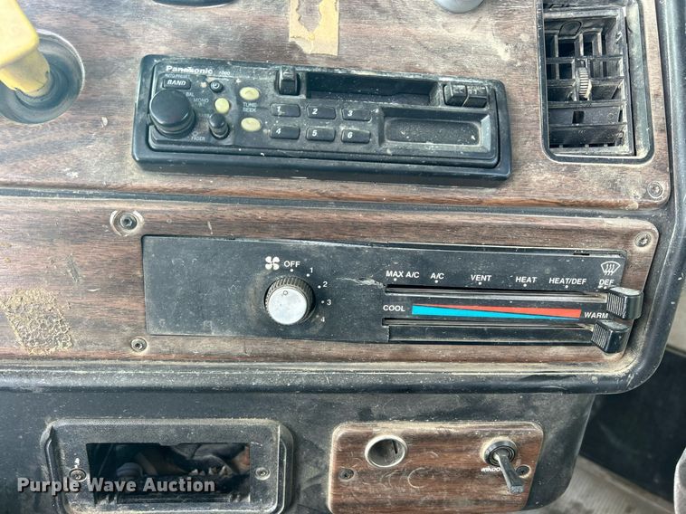 image for item MO9149 1994 Freightliner FLD112 truck cab and chassis