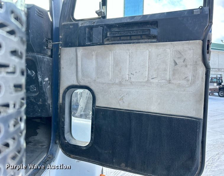 image for item MO9149 1994 Freightliner FLD112 truck cab and chassis