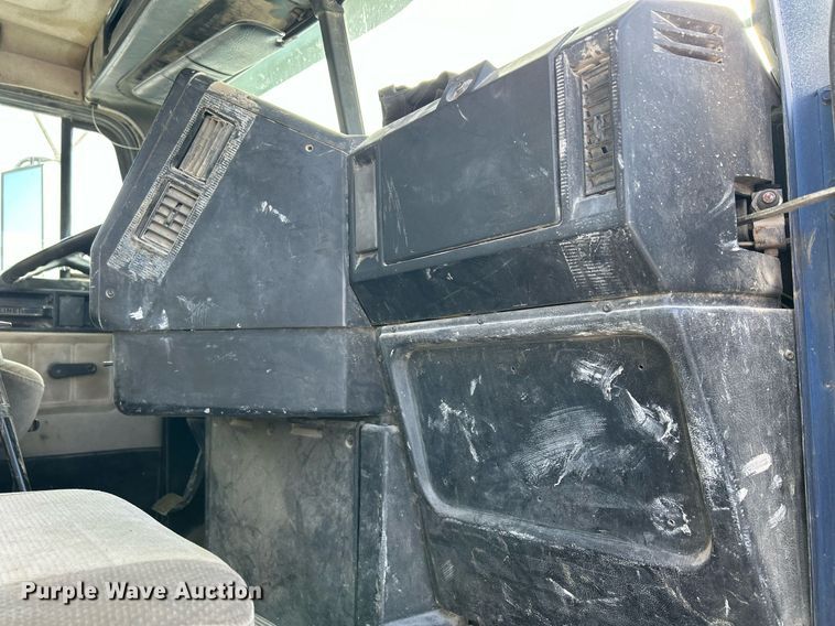 image for item MO9149 1994 Freightliner FLD112 truck cab and chassis